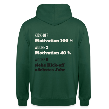 "Kick-off: Motivation 100 %. Woche 3: 40 %. Woche 6: siehe Kick-off nächstes Jahr" Motiv-Hoodie unisex, Farbe Flaschengrün