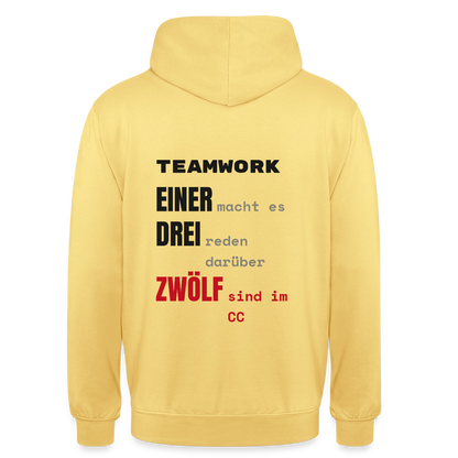 "Teamwork: einer macht es, drei reden darüber, zwölf sind im CC" Motiv-Hoodie unisex, Farbe Zitronengelb