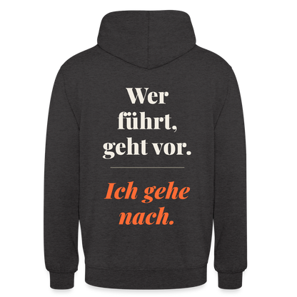 Wer führt, geht vor. Ich gehe nach. Motiv-Hoodie unisex, Farbe Anthrazit