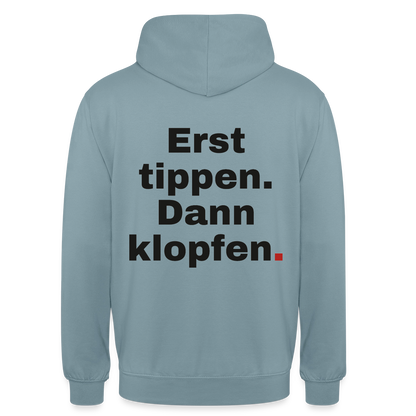 "Erst tippen. Dann klopfen." Motiv-Hoodie unisex, Farbe Nebelblau