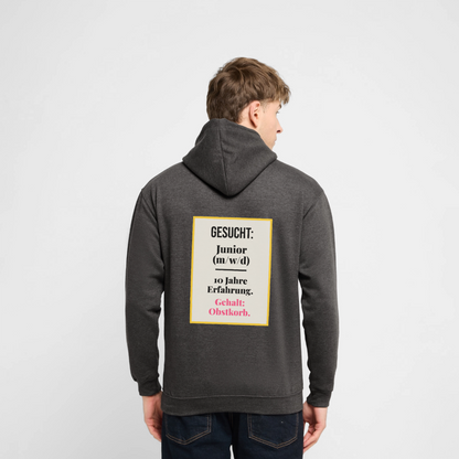 "Gesucht: Junior. 10 Jahre Erfahrung. Gehalt: Obstkorb." Motiv-Hoodie unisex, Farbe Anthrazit, Model