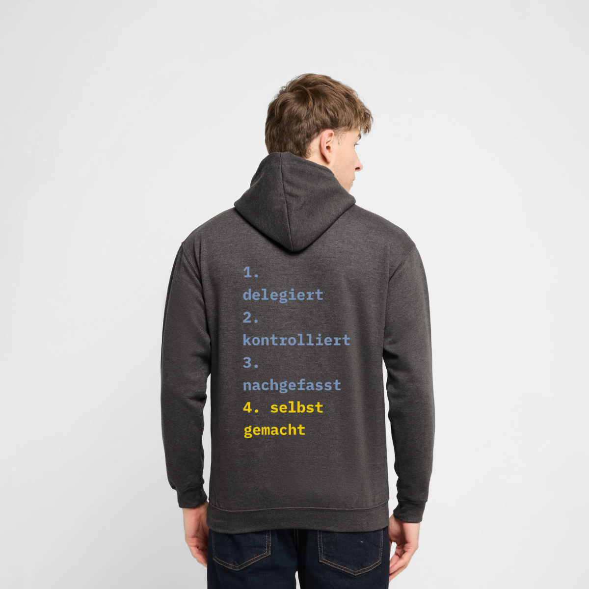 "Delegiert. Kontrolliert. Nachgefasst. Selbst gemacht." Motiv-Hoodie unisex, Farbe Anthrazit, Model