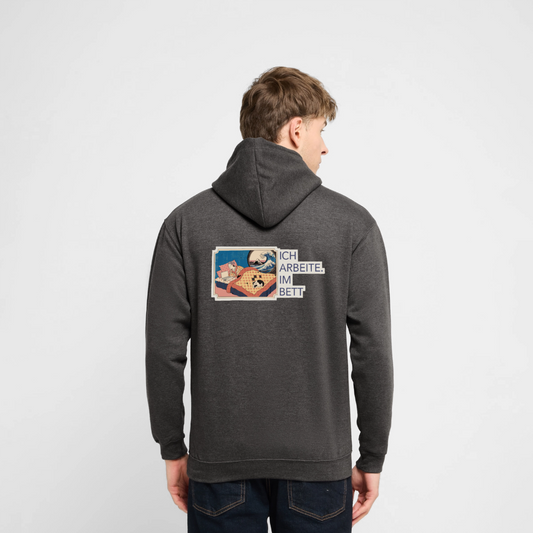 Ich arbeite. Im Bett. Motiv-Hoodie unisex, Farbe Anthrazit, Model