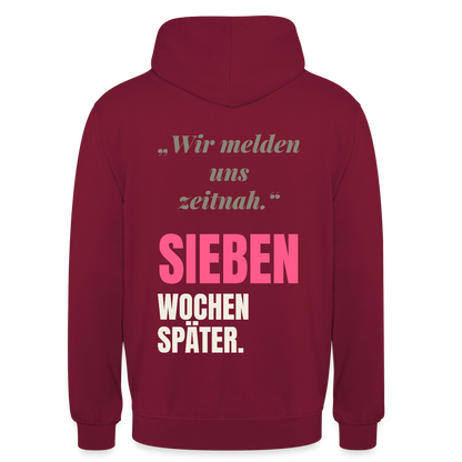 Wir melden uns zeitnah. Sieben Wochen später. Motiv-Hoodie unisex, Farbe Bordeaux