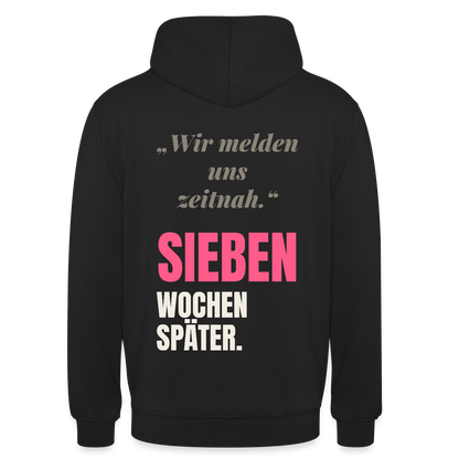 Wir melden uns zeitnah. Sieben Wochen später. Motiv-Hoodie unisex, Farbe Schwarz