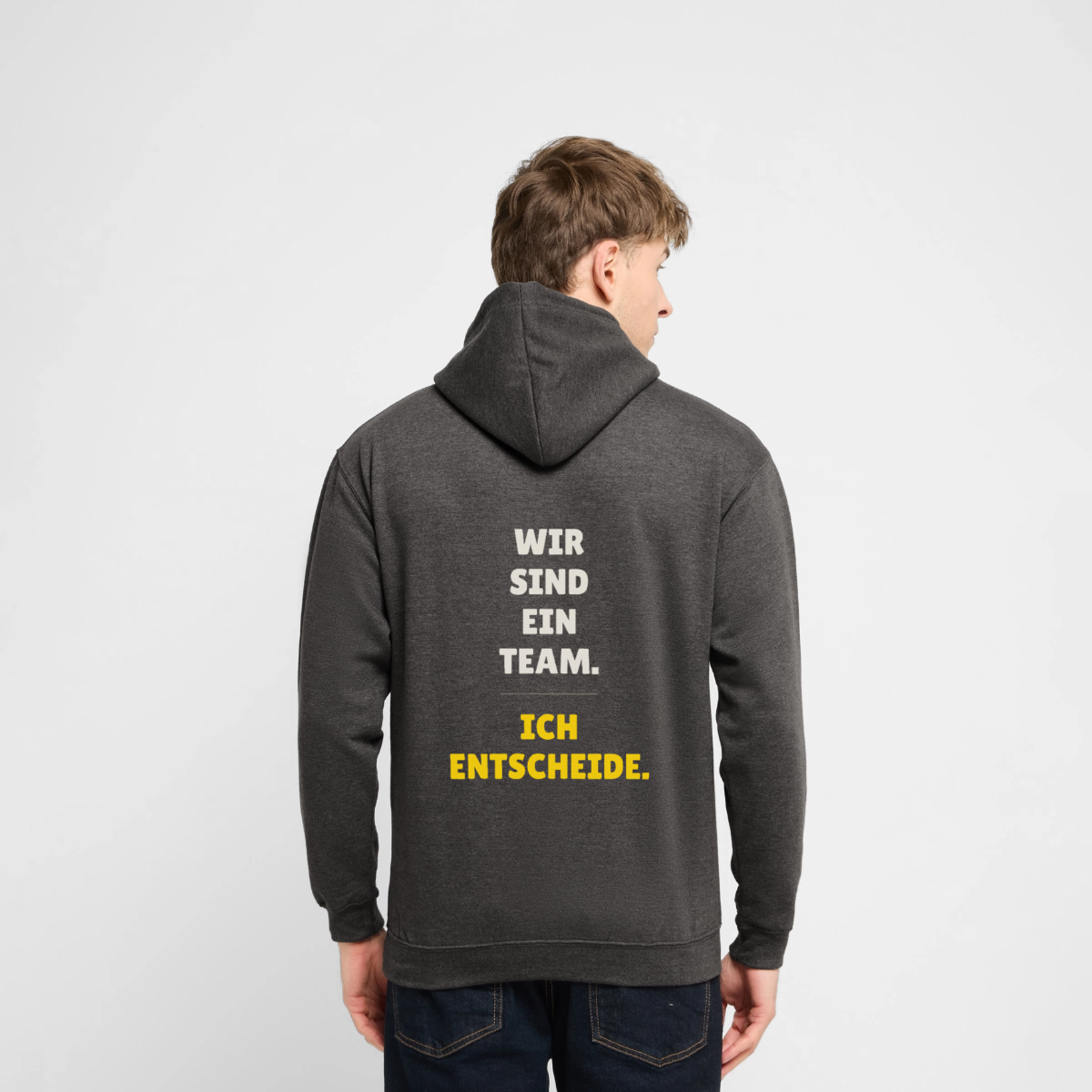 "Wir sind ein Team. Ich entscheide." Motiv-Hoodie unisex, Farbe Anthrazit, Model