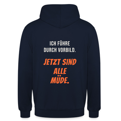 Ich führe durch Vorbild. Jetzt sind alle müde. Motiv-Hoodie unisex, Farbe Navy