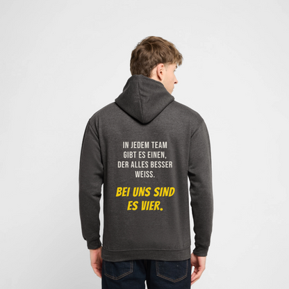 In jedem Team gibt es einen, der alles besser weiß. Bei uns sind es vier. Motiv-Hoodie unisex, Farbe Anthrazit, Model