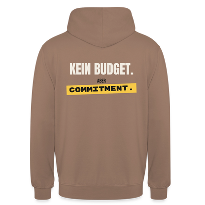 "Kein Budget. Aber Commitment." Motiv-Hoodie unisex, Farbe Mokka