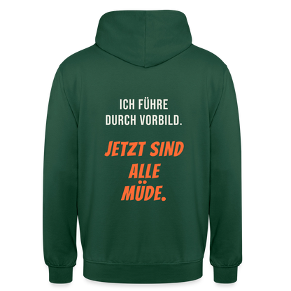 Ich führe durch Vorbild. Jetzt sind alle müde. Motiv-Hoodie unisex, Farbe Flaschengrün