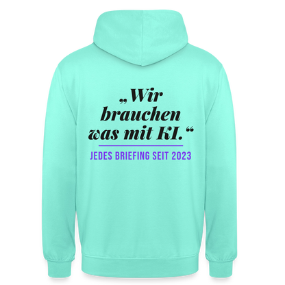 Wir brauchen was mit KI. Jedes Briefing seit 2023. Motiv-Hoodie unisex, Farbe Mint