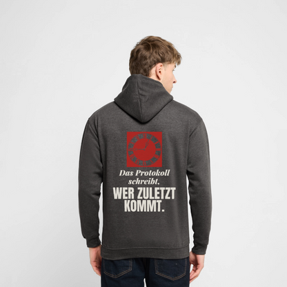 Das Protokoll schreibt, wer zuletzt kommt. Motiv-Hoodie unisex, Farbe Anthrazit, Model