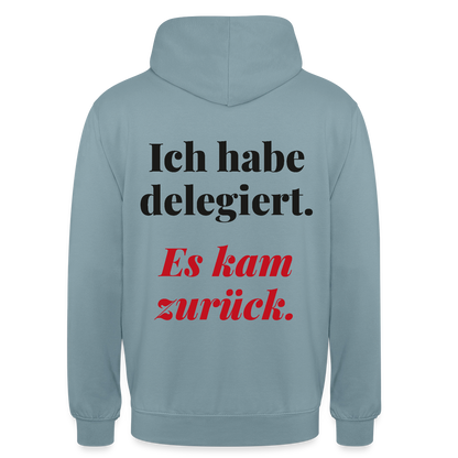 "Ich habe delegiert. Es kam zurück." Motiv-Hoodie unisex, Farbe Nebelblau