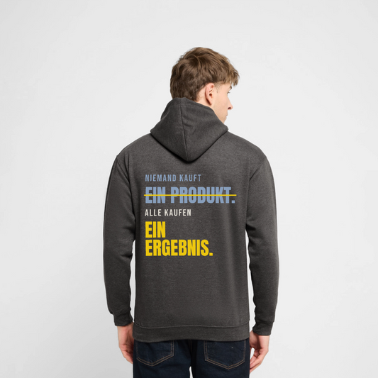 "Niemand kauft ein Produkt. Alle kaufen ein Ergebnis." Motiv-Hoodie unisex, Farbe Anthrazit, Model