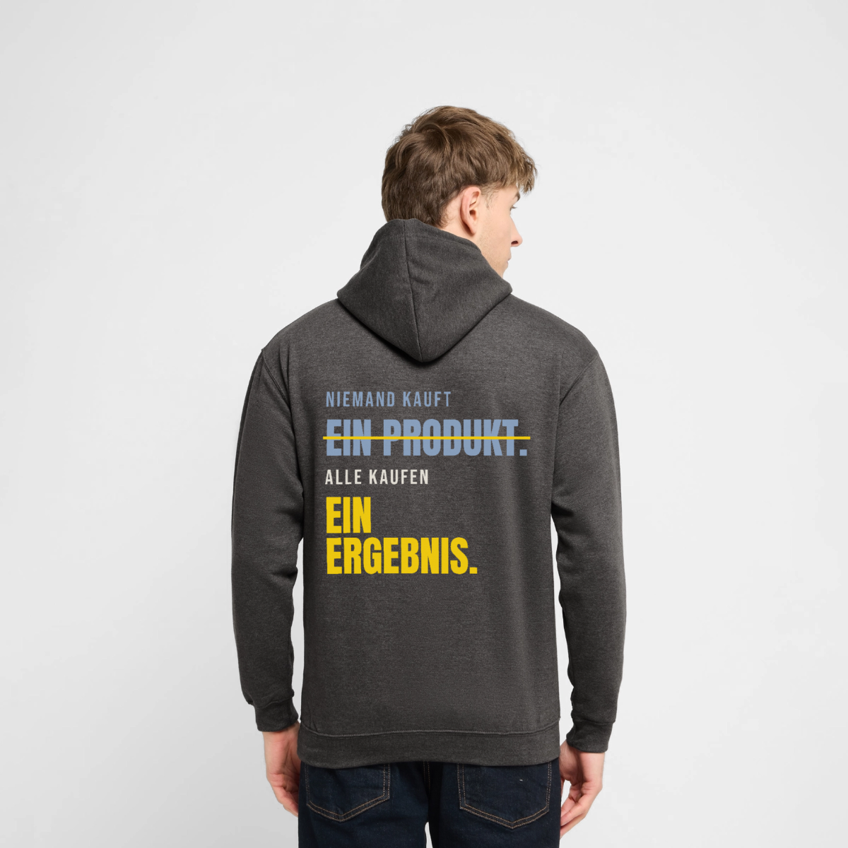 "Niemand kauft ein Produkt. Alle kaufen ein Ergebnis." Motiv-Hoodie unisex, Farbe Anthrazit, Model