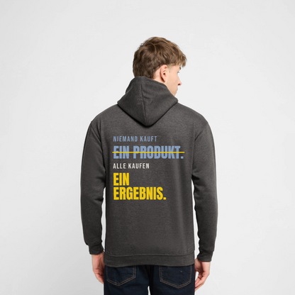 "Niemand kauft ein Produkt. Alle kaufen ein Ergebnis." Motiv-Hoodie unisex, Farbe Anthrazit, Model