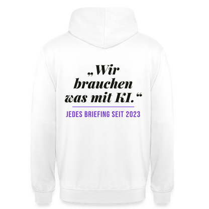 Wir brauchen was mit KI. Jedes Briefing seit 2023. Motiv-Hoodie unisex, Farbe Weiß