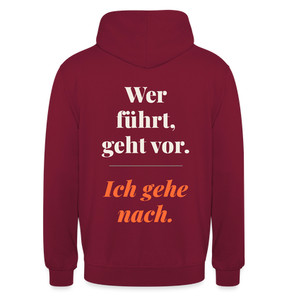 Wer führt, geht vor. Ich gehe nach. Motiv-Hoodie unisex, Farbe Bordeaux