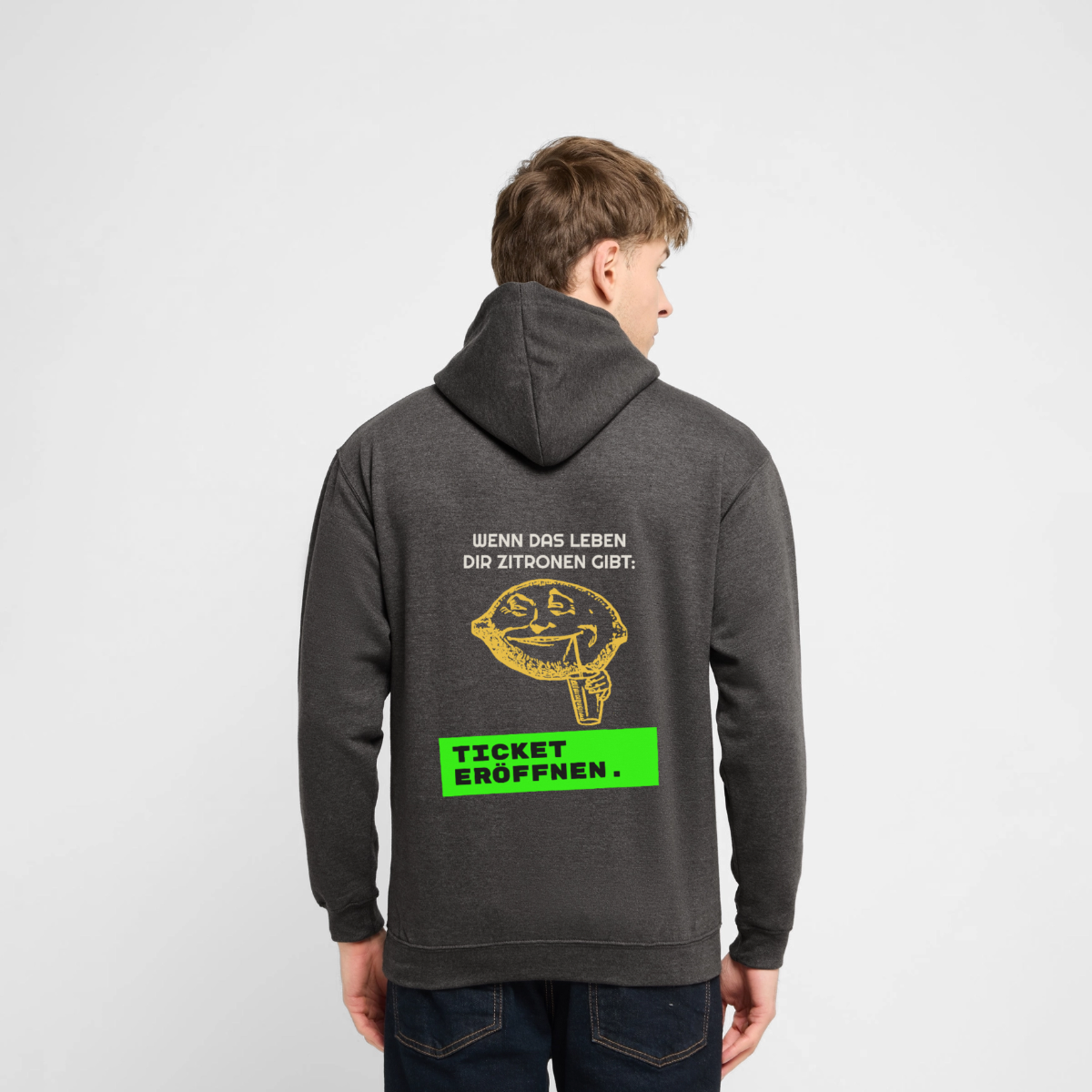 "Wenn das Leben dir Zitronen gibt: Ticket eröffnen." Motiv-Hoodie unisex, Farbe Anthrazit, Model