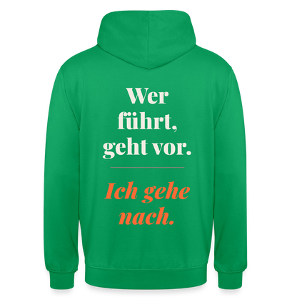 Wer führt, geht vor. Ich gehe nach. Motiv-Hoodie unisex, Farbe Kelly Green