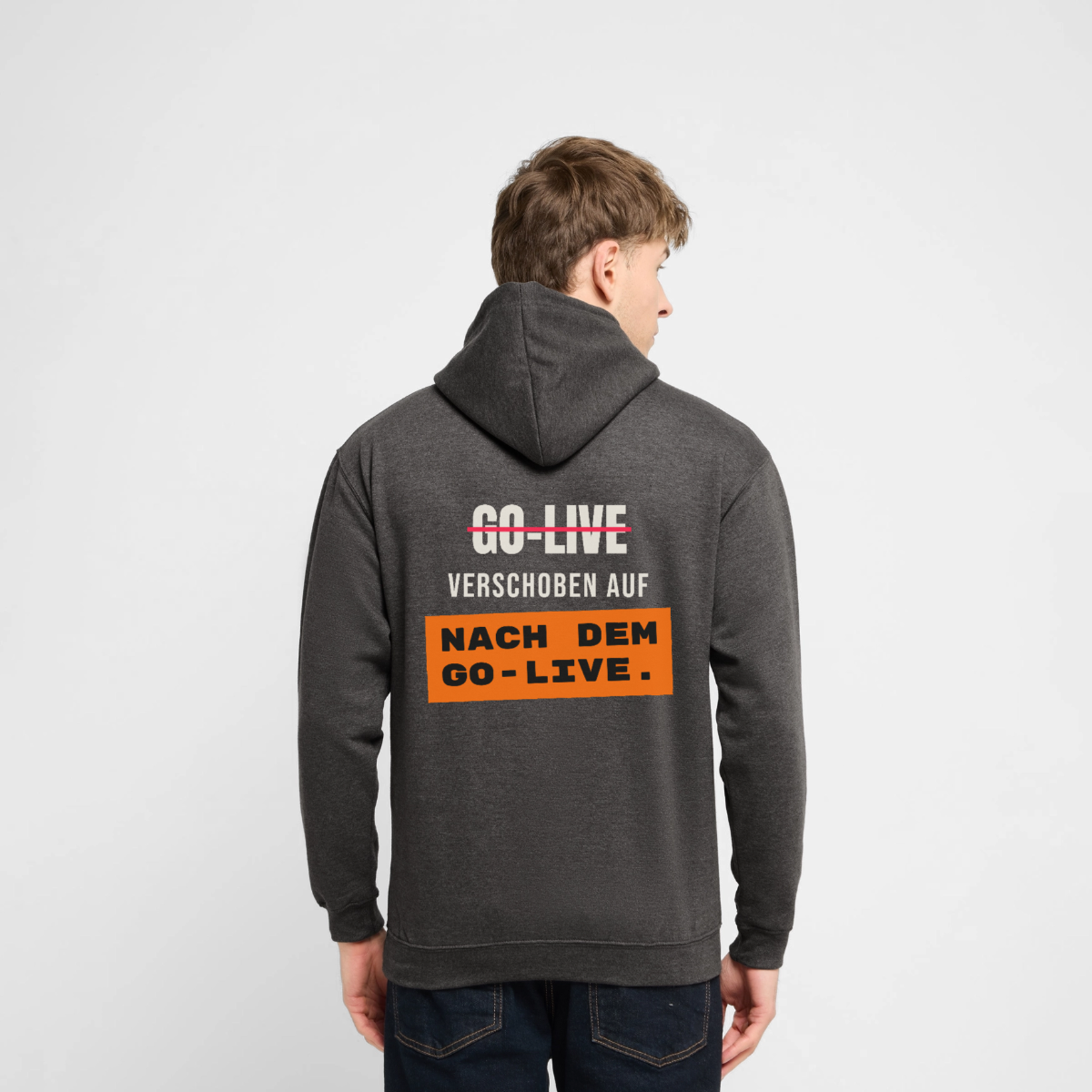 "Go-Live verschoben auf nach dem Go-Live." Motiv-Hoodie unisex, Farbe Anthrazit, Model