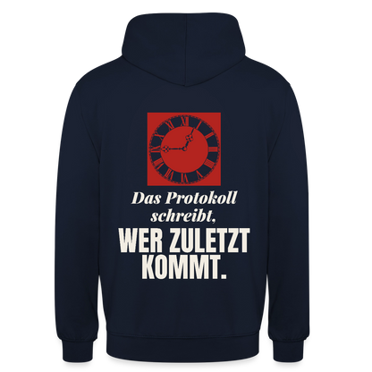 "Das Protokoll schreibt, wer zuletzt kommt." Motiv-Hoodie unisex, Farbe Navy
