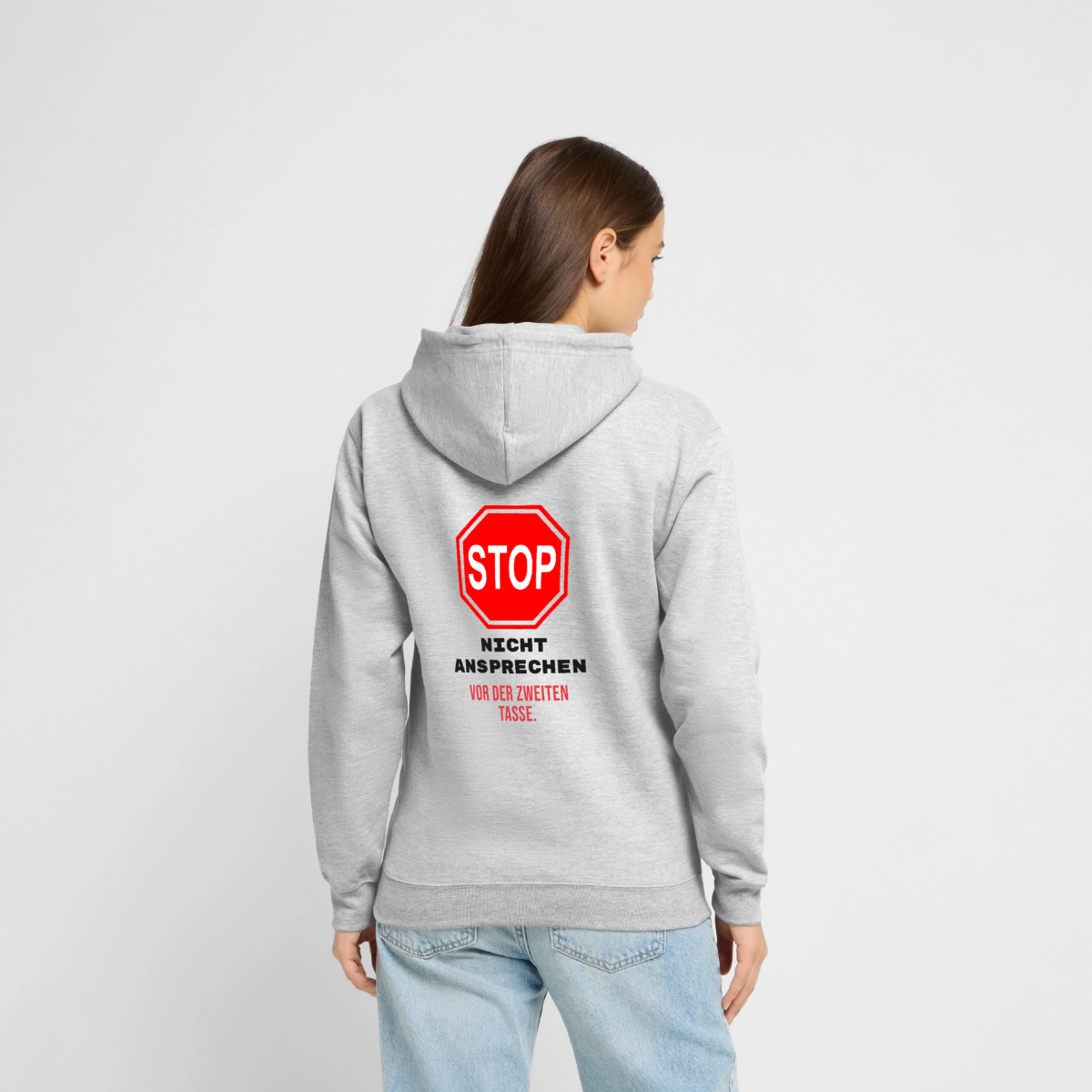 "Nicht ansprechen vor der zweiten Tasse." Motiv-Hoodie unisex, Farbe Hellgrau meliert, Model