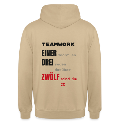 "Teamwork: einer macht es, drei reden darüber, zwölf sind im CC" Motiv-Hoodie unisex, Farbe Beige