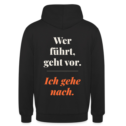 Wer führt, geht vor. Ich gehe nach. Motiv-Hoodie unisex, Farbe Schwarz