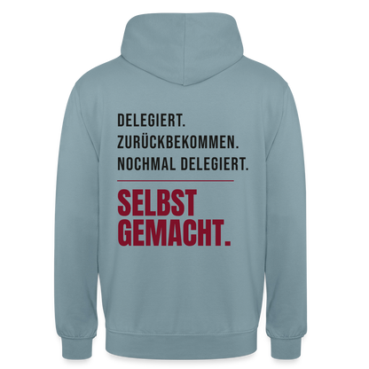 Delegiert. Zurückbekommen. Nochmal delegiert. Selbst gemacht. Motiv-Hoodie unisex, Farbe Nebelblau