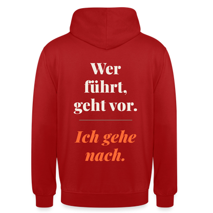 Wer führt, geht vor. Ich gehe nach. Motiv-Hoodie unisex, Farbe Rot