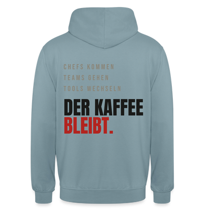 "Chefs kommen, Teams gehen, Tools wechseln. Der Kaffee bleibt." Motiv-Hoodie unisex, Farbe Nebelblau
