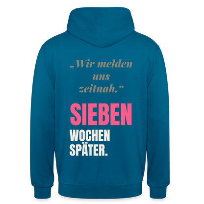 Wir melden uns zeitnah. Sieben Wochen später. Motiv-Hoodie unisex, Farbe Tiefseeblau