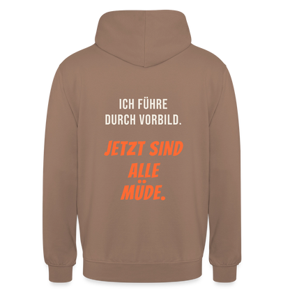 Ich führe durch Vorbild. Jetzt sind alle müde. Motiv-Hoodie unisex, Farbe Mokka