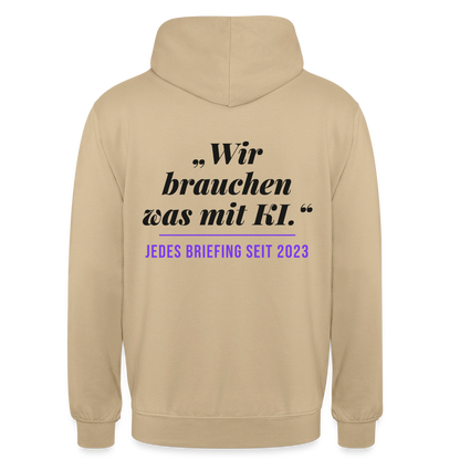 Wir brauchen was mit KI. Jedes Briefing seit 2023. Motiv-Hoodie unisex, Farbe Beige