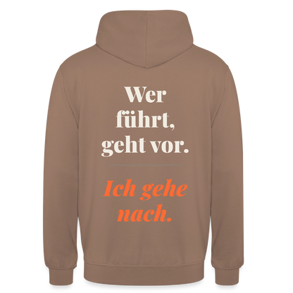 Wer führt, geht vor. Ich gehe nach. Motiv-Hoodie unisex, Farbe Mokka