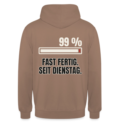 "99 % fast fertig. Seit Dienstag." Motiv-Hoodie unisex, Farbe Mokka