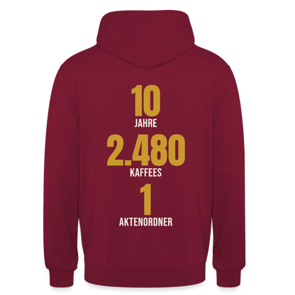 "10 Jahre, 2.480 Kaffees, 1 Aktenordner" Motiv-Hoodie unisex, Farbe Bordeaux
