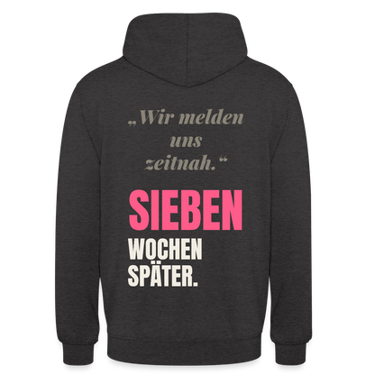 Wir melden uns zeitnah. Sieben Wochen später. Motiv-Hoodie unisex, Farbe Anthrazit