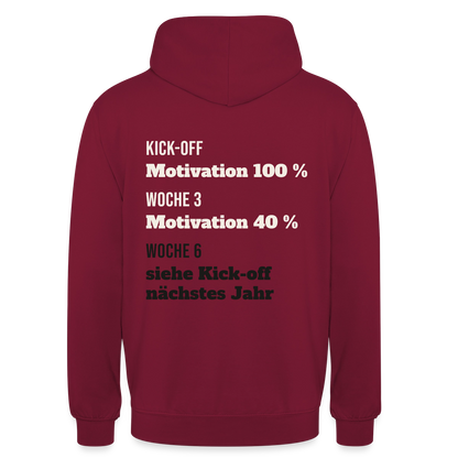 "Kick-off: Motivation 100 %. Woche 3: 40 %. Woche 6: siehe Kick-off nächstes Jahr" Motiv-Hoodie unisex, Farbe Bordeaux