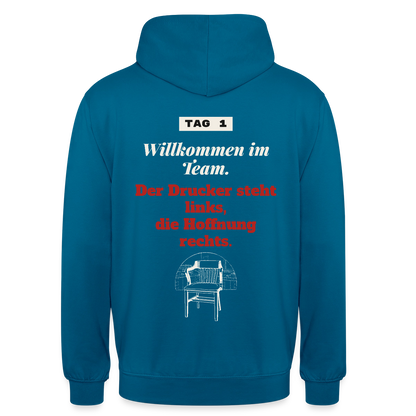 Willkommen im Team. Der Drucker steht links, die Hoffnung rechts. Motiv-Hoodie unisex, Farbe Tiefseeblau