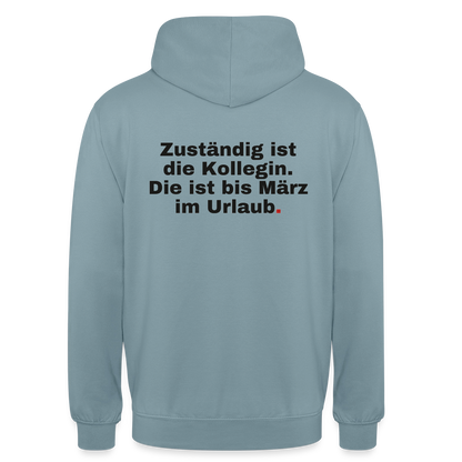 "Zuständig ist die Kollegin. Die ist bis März im Urlaub." Motiv-Hoodie unisex, Farbe Nebelblau