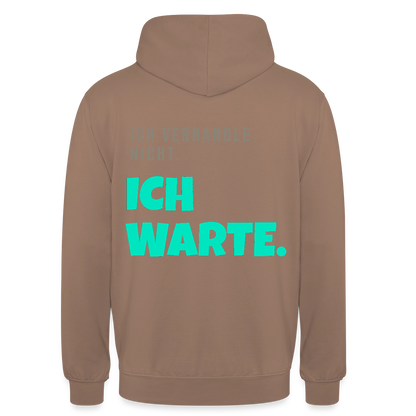 "Ich verhandle nicht. Ich warte." Motiv-Hoodie unisex, Farbe Mokka