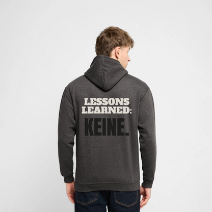 "Lessons learned: keine." Motiv-Hoodie unisex, Farbe Anthrazit, Model