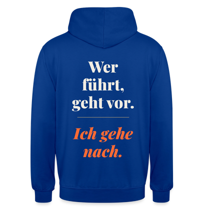 Wer führt, geht vor. Ich gehe nach. Motiv-Hoodie unisex, Farbe Royalblau