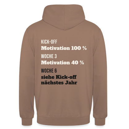 "Kick-off: Motivation 100 %. Woche 3: 40 %. Woche 6: siehe Kick-off nächstes Jahr" Motiv-Hoodie unisex, Farbe Mokka