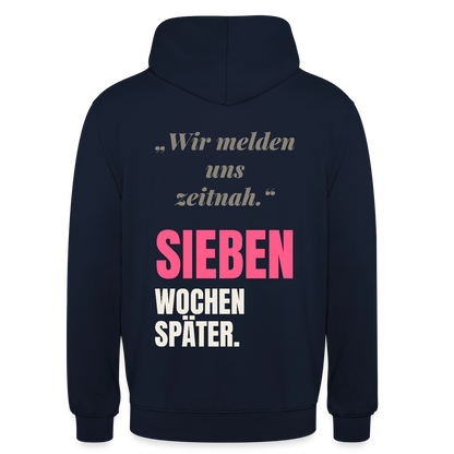 Wir melden uns zeitnah. Sieben Wochen später. Motiv-Hoodie unisex, Farbe Navy