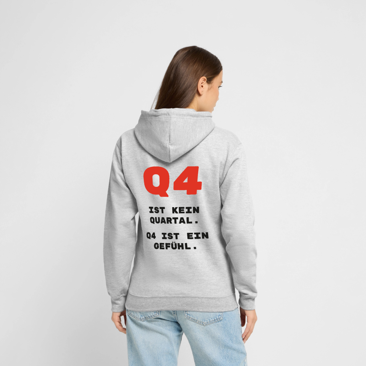 Q4 ist kein Quartal. Q4 ist ein Gefühl. Motiv-Hoodie unisex, Farbe Hellgrau meliert, Model