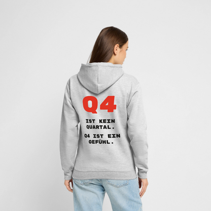 Q4 ist kein Quartal. Q4 ist ein Gefühl. Motiv-Hoodie unisex, Farbe Hellgrau meliert, Model