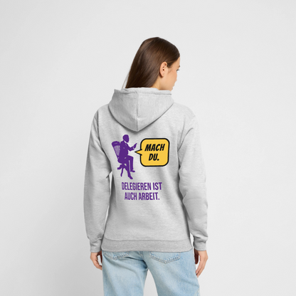 Delegieren ist auch Arbeit. Sprechblasen-Motiv Motiv-Hoodie unisex, Farbe Hellgrau meliert, Model